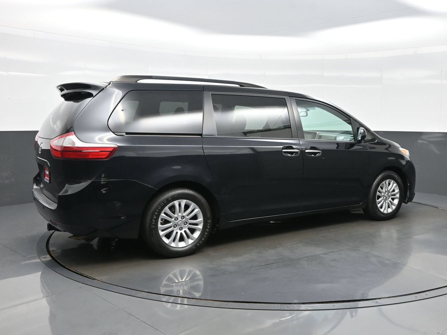 Used 2015 Toyota Sienna XLE w/ XLE Navigation Package FWD image 6