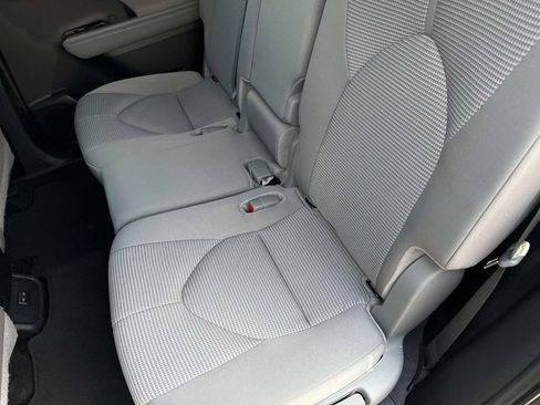 Used 2024 Toyota Highlander LE image 12