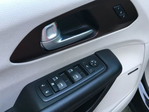 Used 2017 Chrysler Pacifica Limited FWD image 20
