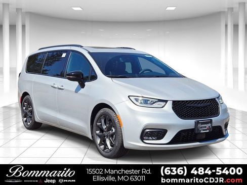 New 2026 Chrysler Pacifica Limited w/ Uconnect Theater Family Group image 1