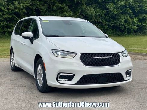Used 2023 Chrysler Pacifica Touring-L FWD image 9