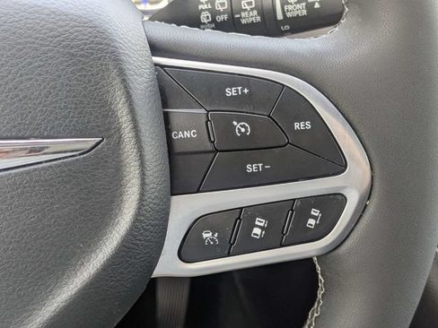 Used 2025 Chrysler Pacifica Select FWD image 27