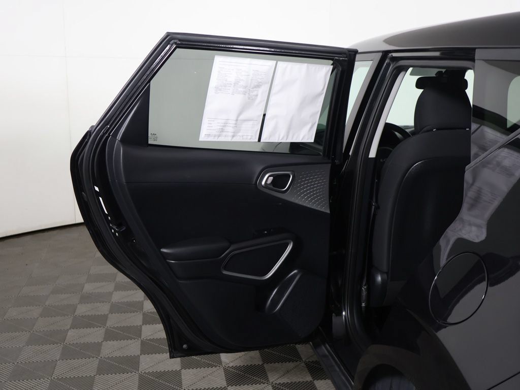 Used 2023 Kia Soul LX w/ LX Technology Package FWD image 18