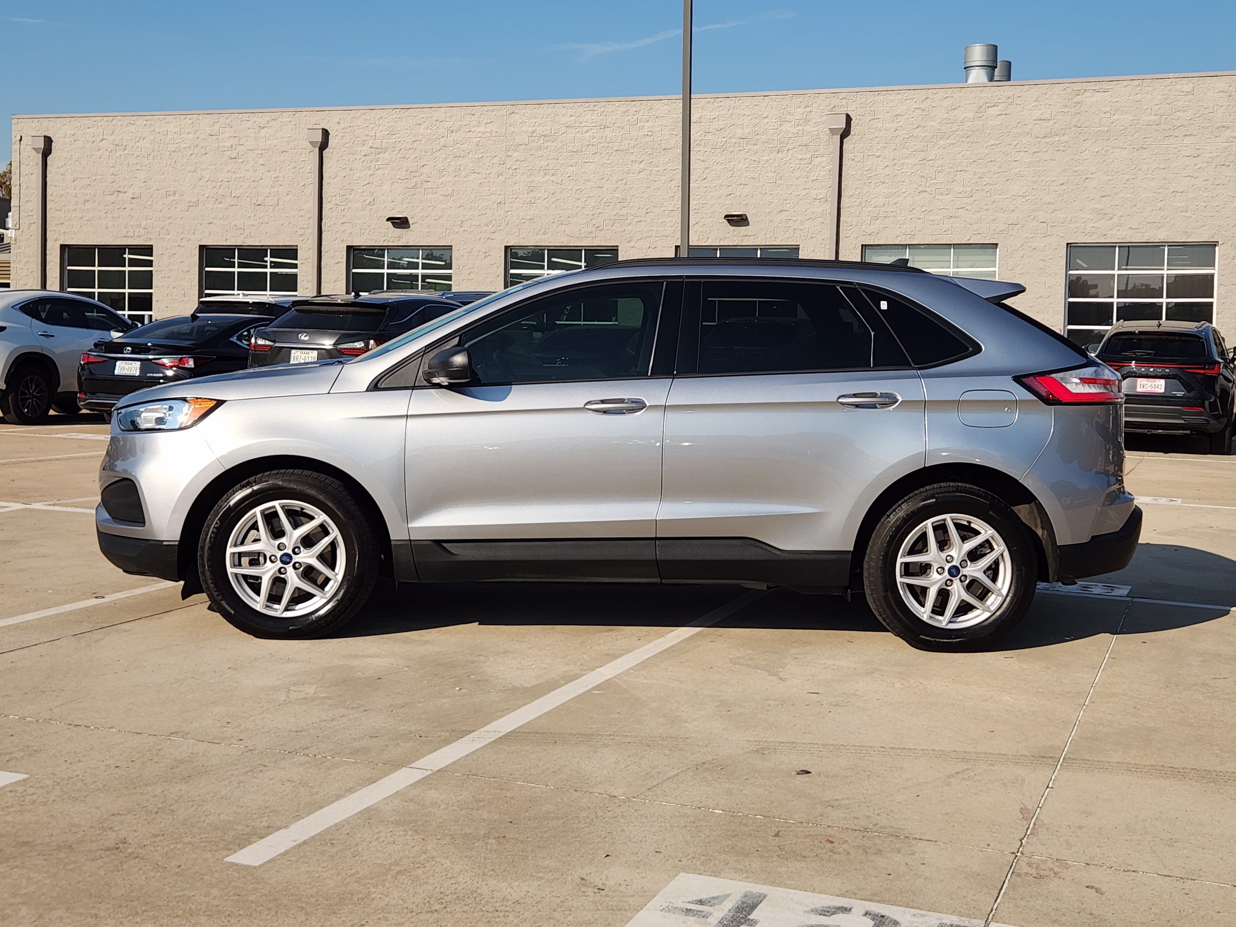 Used 2022 Ford Edge SE AWD/4WD image 3