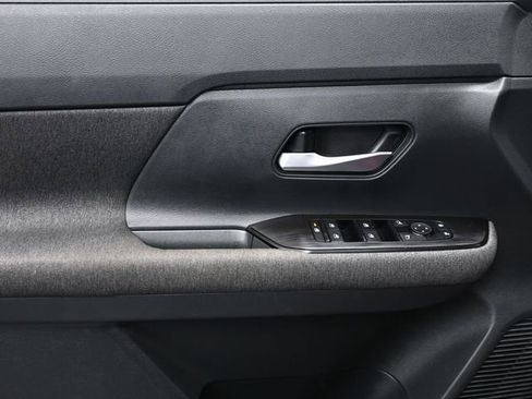 Used 2025 Nissan Kicks SV image 7