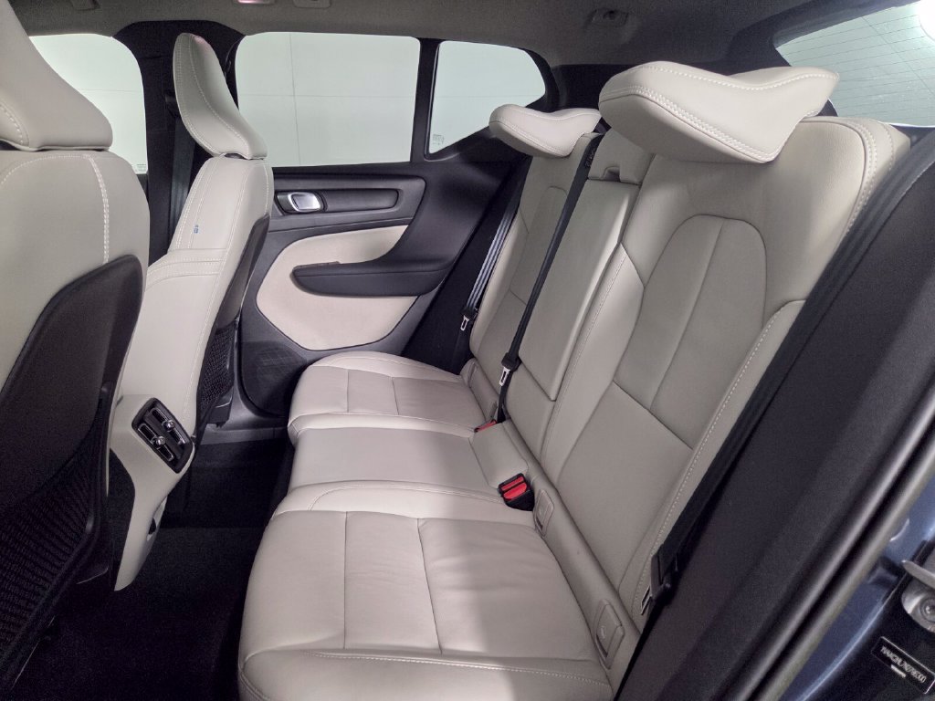Used 2022 Volvo XC40 T4 Inscription FWD image 21