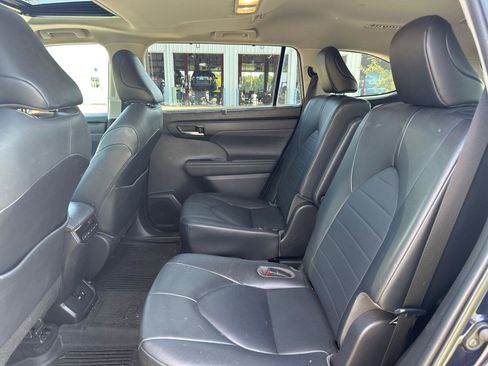 Used 2020 Toyota Highlander XLE AWD/4WD image 7