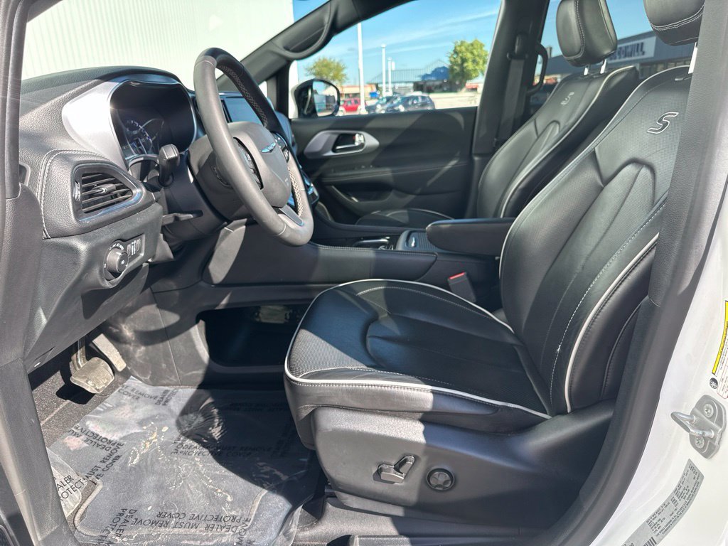 Used 2025 Chrysler Pacifica Limited FWD image 14