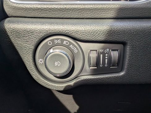 New 2026 Chrysler Pacifica Limited image 38