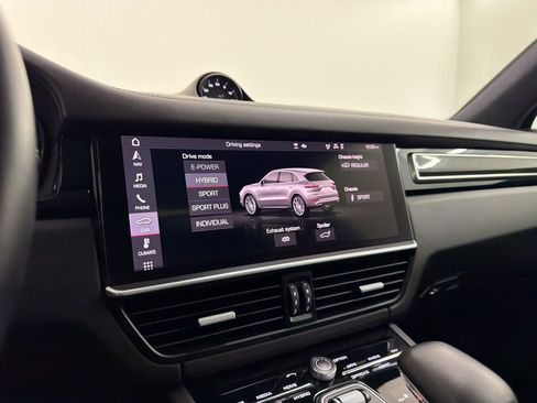 Used 2020 Porsche Cayenne Turbo S AWD/4WD image 28