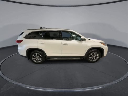 Used 2019 Toyota Highlander XLE image 9