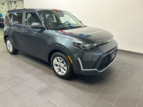 Used 2025 Kia Soul LX w/ LX Technology Package FWD image 2