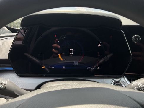 Used 2025 Chevrolet Trax LT FWD image 35