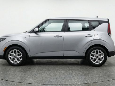 Used 2025 Kia Soul LX w/ LX Technology Package image 5