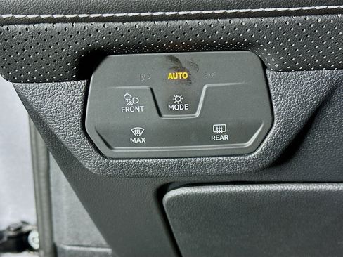 Used 2025 Volkswagen Atlas SE AWD/4WD image 17