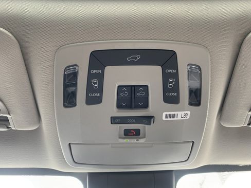 Used 2022 Toyota Sienna XLE AWD/4WD image 26