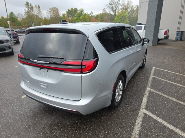 Used 2026 Chrysler Pacifica Select FWD image 3