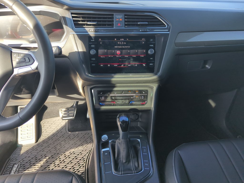 Certified 2023 Volkswagen Tiguan SE R-Line FWD image 25