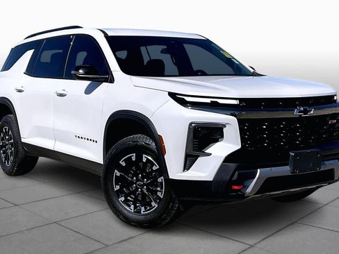 Used 2025 Chevrolet Traverse Z71 image 3