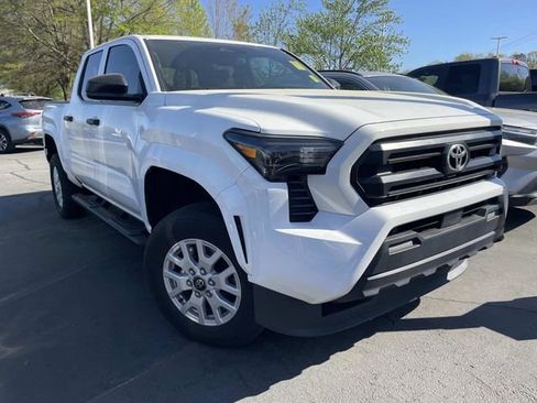 Used 2025 Toyota Tacoma SR AWD/4WD image 5