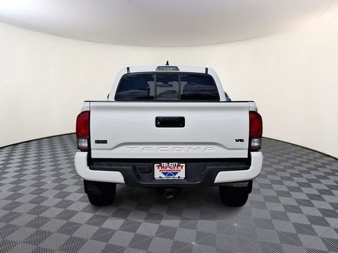 Used 2016 Toyota Tacoma TRD Sport w/ Towing Package RWD image 5