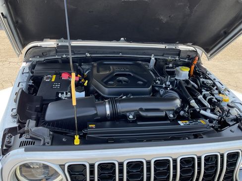 Used 2024 Jeep Wrangler Unlimited Sahara AWD/4WD image 22