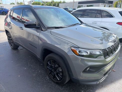 Used 2023 Jeep Compass Latitude AWD/4WD image 2