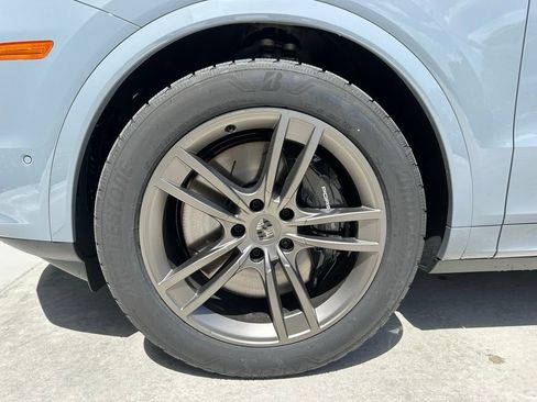 Certified 2025 Porsche Cayenne Turbo AWD/4WD image 44