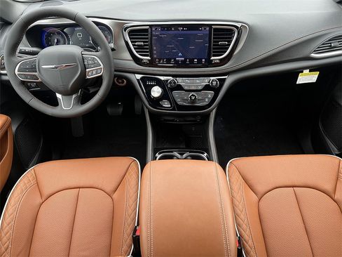 New 2026 Chrysler Pacifica Pinnacle image 2