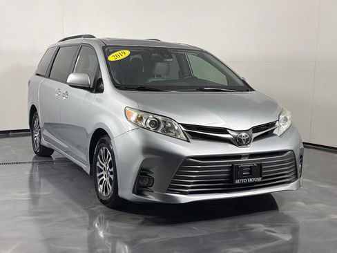 Used 2019 Toyota Sienna XLE w/ XLE Navigation Package FWD image 3