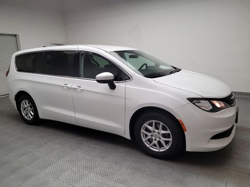 Used 2022 Chrysler Voyager LX image 11