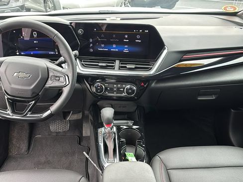 Used 2025 Chevrolet Trax RS w/ Sunroof Package FWD image 12