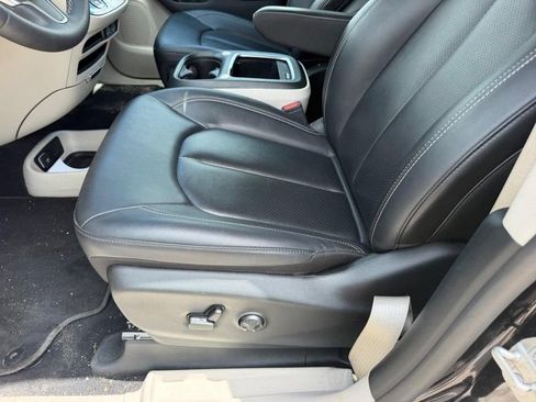 Used 2024 Chrysler Pacifica Touring-L FWD image 23