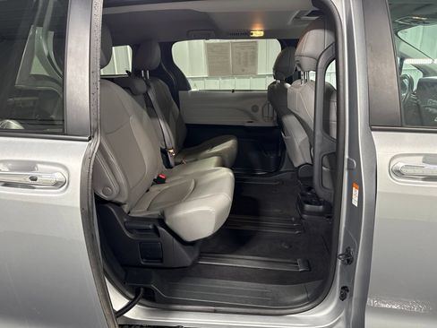 Used 2025 Toyota Sienna XLE FWD image 13