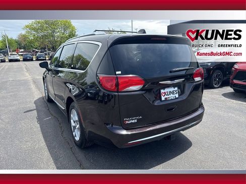 Used 2018 Chrysler Pacifica Touring-L FWD image 9