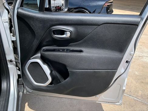 Used 2018 Jeep Renegade Latitude FWD image 25