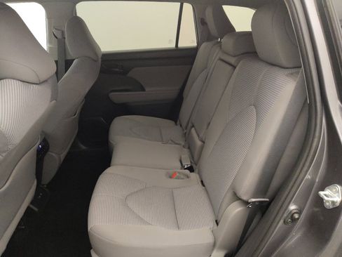 Used 2021 Toyota Highlander L image 18