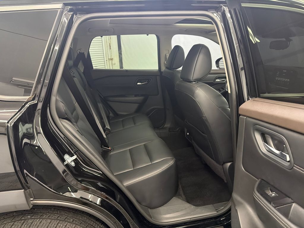 Used 2023 Nissan Rogue SL w/ SL Premium Package FWD image 17