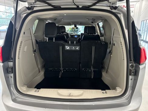 Used 2017 Chrysler Pacifica Touring-L image 30