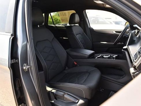 Used 2025 Volkswagen Atlas Cross Sport SE FWD image 20