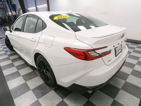 Used 2025 Toyota Camry SE FWD image 9