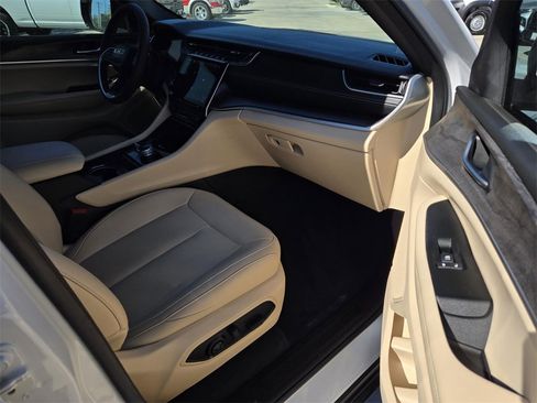 Used 2024 Jeep Grand Cherokee Limited image 13