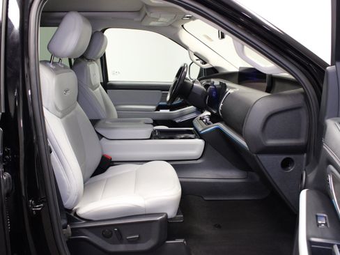 Used 2025 Ford Expedition Platinum w/ Driver's Package AWD/4WD image 18