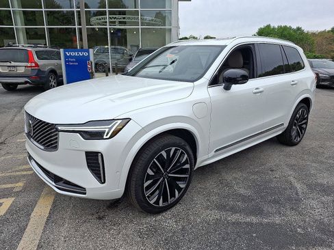 Certified 2025 Volvo XC90 T8 Plus w/ Protection Package Premier AWD/4WD image 3