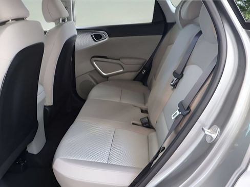 Used 2025 Kia Soul LX w/ LX Technology Package FWD image 12