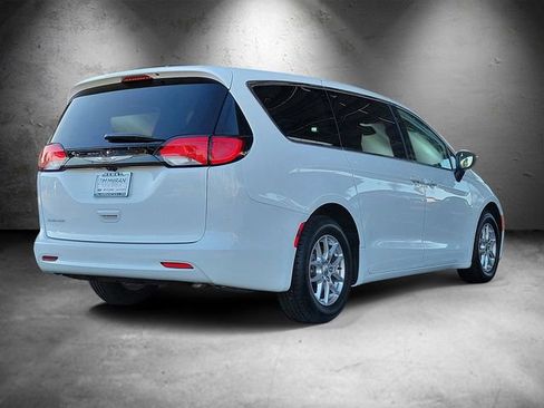 Used 2024 Chrysler Voyager LX image 3
