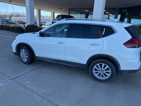 Used 2017 Nissan Rogue SV image 9