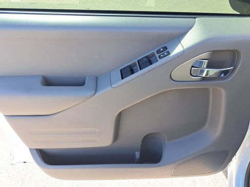 Used 2020 Nissan Frontier SV image 12