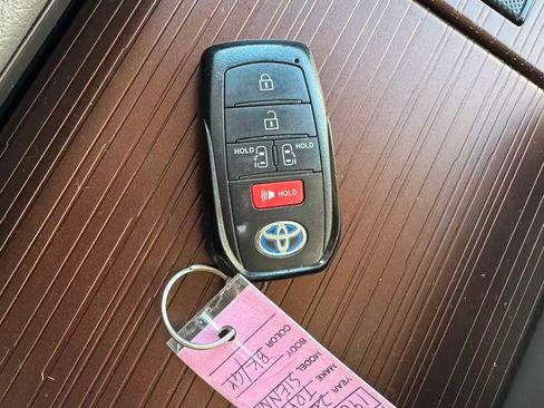 Used 2024 Toyota Sienna LE image 21