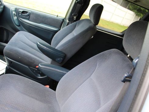 Used 2001 Chrysler Town & Country LX FWD image 17